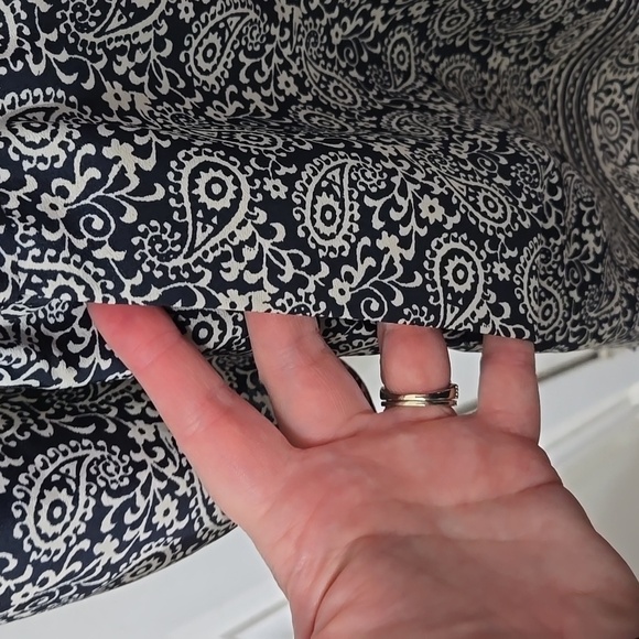 Ann TAYLOR LOFT SHORTS ROMPER NAVY WHITE PAISLEY PRINT  ADJ SLEEVES SZ 4 - Picture 3 of 7